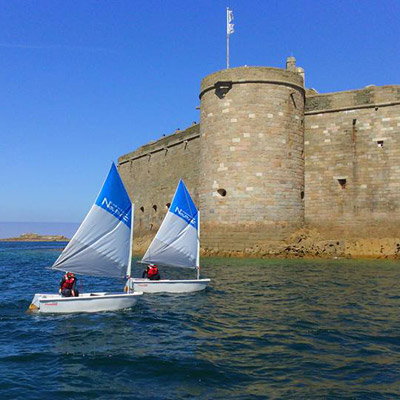 Optimist à Carantec devant le Château du Taureau