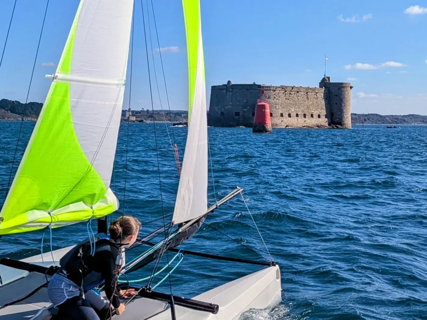 Stage de voile à Carantec devant le Château du Taureau